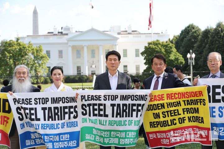 [포항=뉴시스] 송종욱 기자 = 이강덕 경북 포항시장이 1일(현지 시각) 워싱턴 D.C. 백악관 앞에서 버지니아한인회와 함께 '철강 관세 인하 촉구' 시위를 전개하고 있다. 사진은 이 시장이 버지니아한인회 회원과 함께 시위를 벌이는 모습. (사진=포항시 제공) 2025.09.02. photo@newsis.com