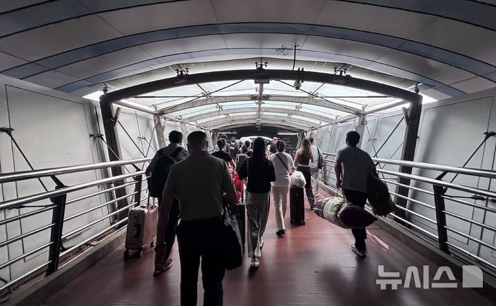 [베이징=뉴시스] 박정규 특파원 = 2일 오후 김정은 북한 국무위원장이 도착하기에 앞서 베이징역 내 승객 이동 통로에 육안으로 열차를 볼 수 없도록 한 가림막이 설치돼있다. 2025.09.02 pjk76@newsis.com