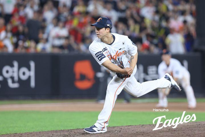 [서울=뉴시스] 프로야구 한화 이글스 엄상백이 2일 대전 한화생명볼파크에서 열린 2025 신한 쏠뱅크 KBO리그 KIA 타이거즈와의 경기에 8회 등판해 공을 던지고 있다. (사진=한화 이글스 제공) 2025.09.02. *재판매 및 DB 금지