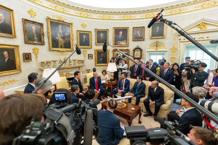 [서울=뉴시스]  도널드 트럼프 대통령이 지난 8월 25일(현지 시간) 백악관 오벌 오피스에서 이재명 대통령과 한미 정상회담을 하고 있다. (사진=백악관 제공) 2025.09.02. photo@newsis.com *재판매 및 DB 금지