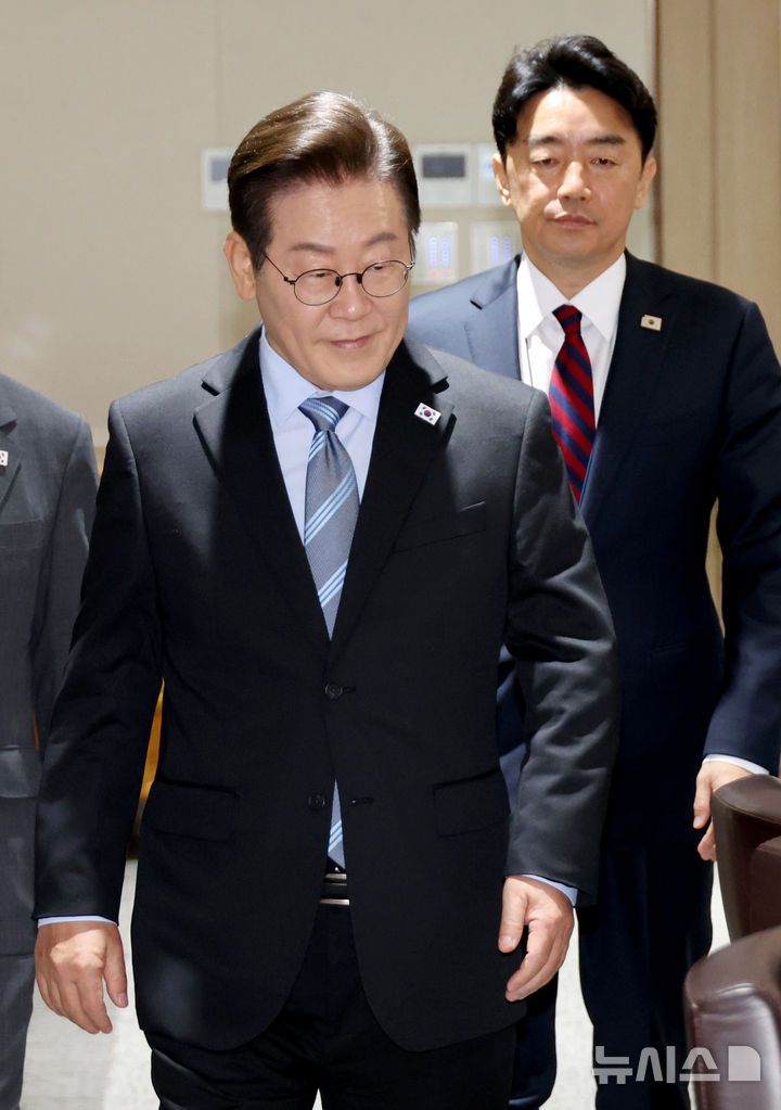 [서울=뉴시스] 고범준 기자 = 이재명 대통령이 2일 서울 용산 대통령실 청사에서 열린 제40회 국무회의에 입장하고 있다. (대통령실통신사진기자단) 2025.09.02 bjko@newsis.com