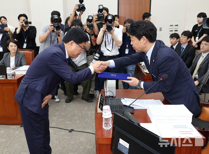 [서울=뉴시스] 김금보 기자 = 최교진 사회부총리 겸 교육부 장관 후보자가 2일 서울 여의도 국회에서 열린 교육위원회의 인사청문회에서 선서문을 제출하고 있다. 2025.09.02. kgb@newsis.com