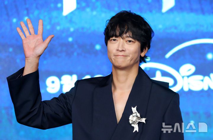 [서울=뉴시스] 김혜진 기자 = 배우 강동원이 2일 오전 서울 종로구 포시즌스 호텔에서 열린 디즈니 플러스 오리지널 시리즈 '북극성' 제작발표회에서 포즈를 취하고 있다. 2025.09.02. jini@newsis.com