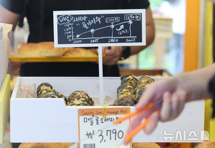 [서울=뉴시스] 황준선 기자 = 2일 오전 서울 성동구 글로우 성수에 마련된 유튜버 '슈카월드'의 베이커리 팝업 스토어 ETF베이커리에 빵 소비자물가지수가 게시돼 있다.슈카월드가 공간·브랜드 기획사인 글로우서울과 협업한 'ETF베이커리'는 빵과 인플레이션을 결합한 이른바 '빵플레이션' 프로젝트의 일환으로 지속적인 빵값 상승에 문제의식을 느끼고 시중보다 훨씬 낮은 가격으로 제품을 제공하는 것이 특징이다. 해당 팝업스토어에서는 소금빵 990원, 베이글 990원, 바게트 990원, 식빵 1990원, 명란바게트 2450원 등 전반적으로 파격적인 가격이 책정됐다. 2025.09.02. hwang@newsis.com