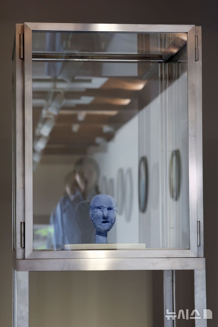 [서울=뉴시스] 박진희 기자 = 국제갤러리는 2일 서울 종로구 국제갤러리 K3에서 루이즈 부르주아(Louise Bourgeois)의 개인전 'Rocking to Infinity'를 개최하고 주요 작품은 선보이고 있다. 2025.09.02. pak7130@newsis.com