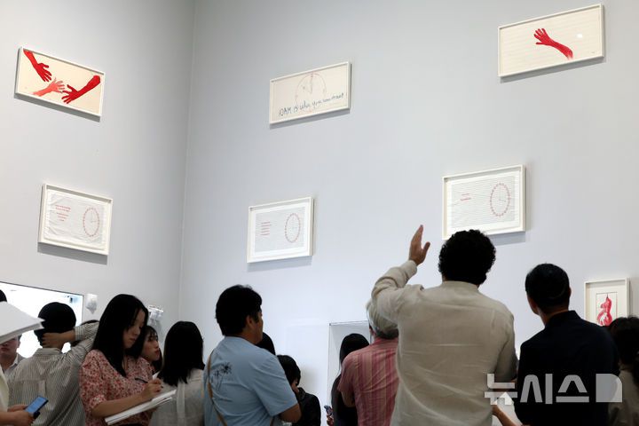 [서울=뉴시스] 박진희 기자 = 국제갤러리는 2일 서울 종로구 국제갤러리 K3에서 루이즈 부르주아(Louise Bourgeois)의 개인전 'Rocking to Infinity'를 개최한다. 2025.09.02. pak7130@newsis.com