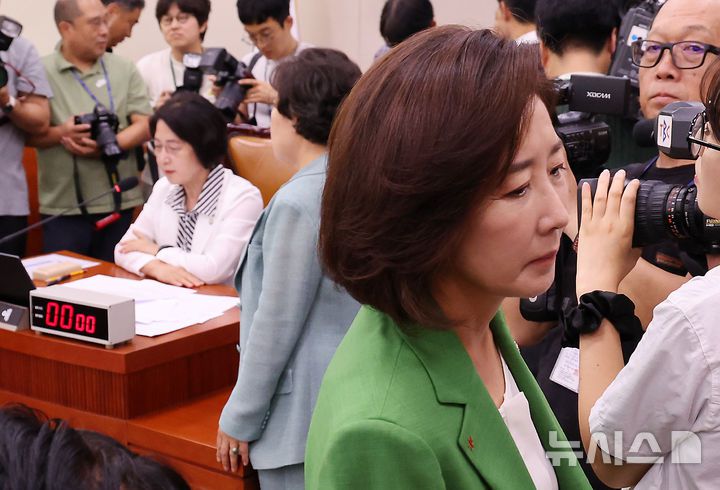 [서울=뉴시스] 김명년 기자 = 나경원 국민의힘 의원이 2일 서울 여의도 국회에서 열린 법제사법위원회 전체회의에서 추미애 위원장에게 의사 진행 방식에 대해 항의한 뒤 자리로 향하고 있다. 2025.09.02. kmn@newsis.com