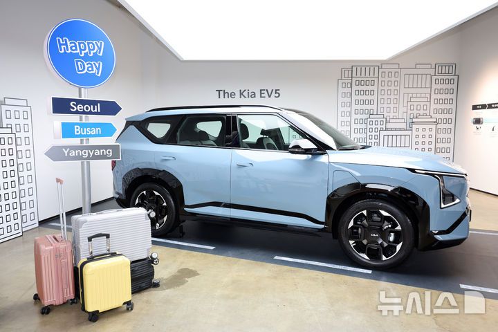 [서울=뉴시스] 배훈식 기자 = 지난 2일 오후 서울 강남구 프로젝트 스페이스 라인에서 열린 미디어 데이에서 공개된 더 기아 EV5 모습. 2025.09.03. dahora83@newsis.com