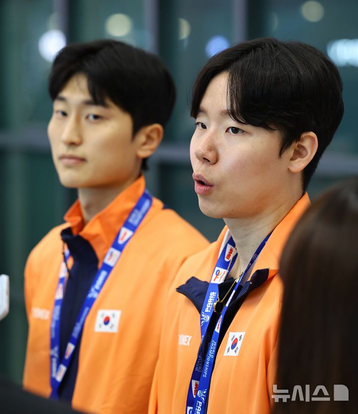 [인천공항=뉴시스] 최진석 기자 = '2025 세계개인배드민턴선수권대회' 남자 복식 정상에 오른 김원호(왼쪽)와 서승재가 2일 오후 인천국제공항 제1터미널을 통해 귀국해 인터뷰를 하고 있다.서승재·김원호는 지난 1일(한국 시간) 프랑스에서 열린 '2025 세계개인배드민턴선수권대회' 남자 복식 결승전에서 중국의 천보양·류이를 게임 스코어 2-0으로 제압하고 정상에 올랐다. 2025.09.02. myjs@newsis.com