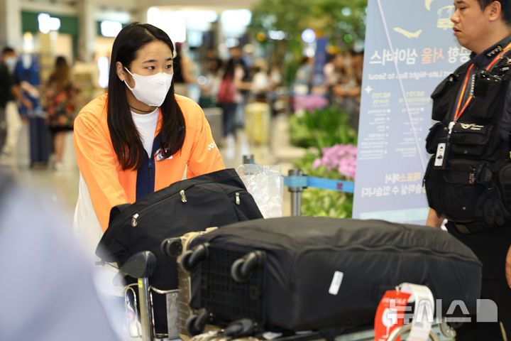 [인천공항=뉴시스] 최진석 기자 = '2025 세계개인배드민턴선수권대회'를 마친 안세영이 2일 오후 인천국제공항 제1터미널을 통해 귀국하고 있다.안세영은 지난달 30일(한국 시간) 프랑스에서 열린 '2025 세계개인배드민턴선수권대회' 여자 단식 4강전에서 중국의 천위페이에게 게임 스코어 0-2로 패하며 세계선수권대회 타이틀 방어에 실패했다. 2025.09.02. myjs@newsis.com