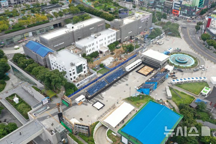 [광주=뉴시스] 이영주 기자 = 2025광주현대세계양궁선수권대회 개막을 사흘 앞둔 2일 오후 광주 동구 5·18민주광장에 결승 경기가 열리는 특설 경기장이 설치되고 있다. 2025.09.02.leeyj2578@newsis.com