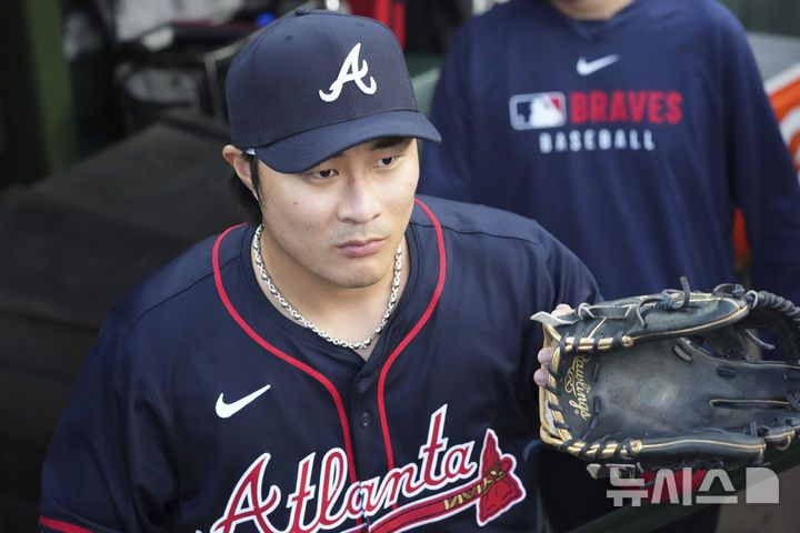 [시카고=AP/뉴시스] 애틀랜타 브레이브스의 김하성이 2일(현지 시간) 미 일리노이주 시카고의 리글리 필드에서 열리는 2025 메이저리그 시카고 컵스와의 경기 전 운동장을 바라보고 있다. 2025.09.03.