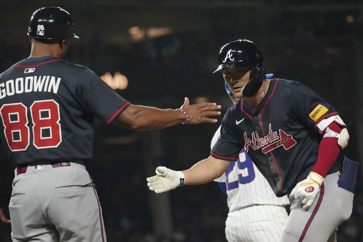 [시카고=AP/뉴시스] 애틀랜타 브레이브스의 김하성이 2일(현지 시간) 미 일리노이주 시카고의 리글리 필드에서 열린 2025 메이저리그 시카고 컵스와 경기 7회 초 우전안타를 친 후 1루 주루코치의 축하를 받고 있다. 2025.09.03.