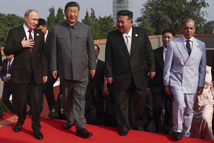 [베이징=AP/뉴시스] 김정은 북한 국무위원장과 시진핑 중국 국가주석이 블라디미르 푸틴 대통령 생일을 맞이해 생일 인사를 받았다고 크렘린궁이 7일(현지 시간) 밝혔다. 사진은 김 위원장이 지난달 3일 시 주석, 푸틴 대통령과 얘기하며 '중국 인민 항일 전쟁 및 세계 반파시스트 전쟁 승리(전승절)' 80주년 기념 열병식이 열리는 베이징 톈안먼광장에 도착하고 있는 모습. 2025.10.08.