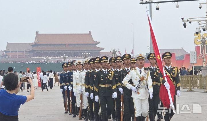 [베이징=뉴시스] 박정규 특파원 = 3일 오전 중국 베이징 톈안먼 앞에서 전승절 80주년 열병식 개최에 앞서 중국 군인들어 열을 지어 이동하고 있다. 2025.09.03 pjk76@newsis.com
