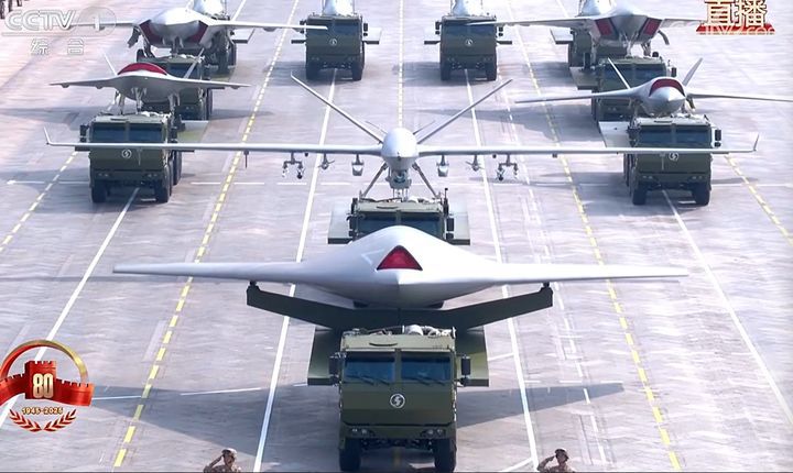 [서울=뉴시스] 3일 중국 베이징 전승절 80주년 열병식에 등장한 무인기.(출처: 중국 관영 CCTV 캡쳐) 2025.09.03.   *재판매 및 DB 금지