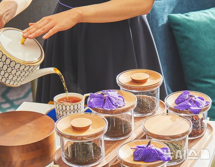 [서울=뉴시스] 소피텔 앰배서더 서울의 레스파스에서 선보인 티 오마카세 '티 보야주'. photo@newsis.com