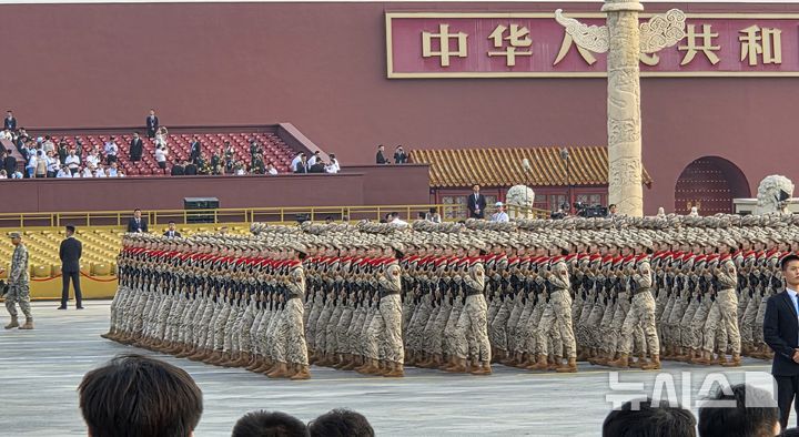 [베이징=뉴시스] 박정규 특파원 = 3일 오전 중국 베이징 톈안먼광장에서 열린 전승절 80주년 열병식에 앞서 진행된 리허설에서 여군들로 이뤄진 군부대가 행진하고 있다. 2025.09.03 pjk76@newsis.com