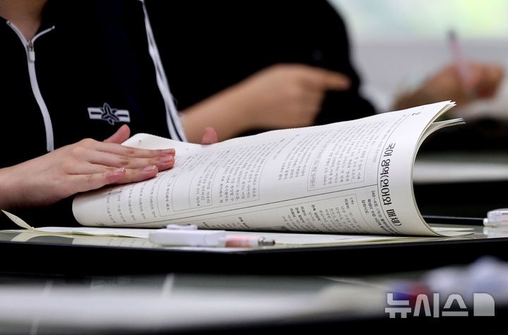 [대구=뉴시스] 이무열 기자 = 2026학년도 대학수학능력시험 9월 모의평가가 실시된 3일 대구 중구 경북여자고등학교에서 고3 수험생이 배부받은 문제지를 살펴보고 있다. 2025.09.03. lmy@newsis.com
