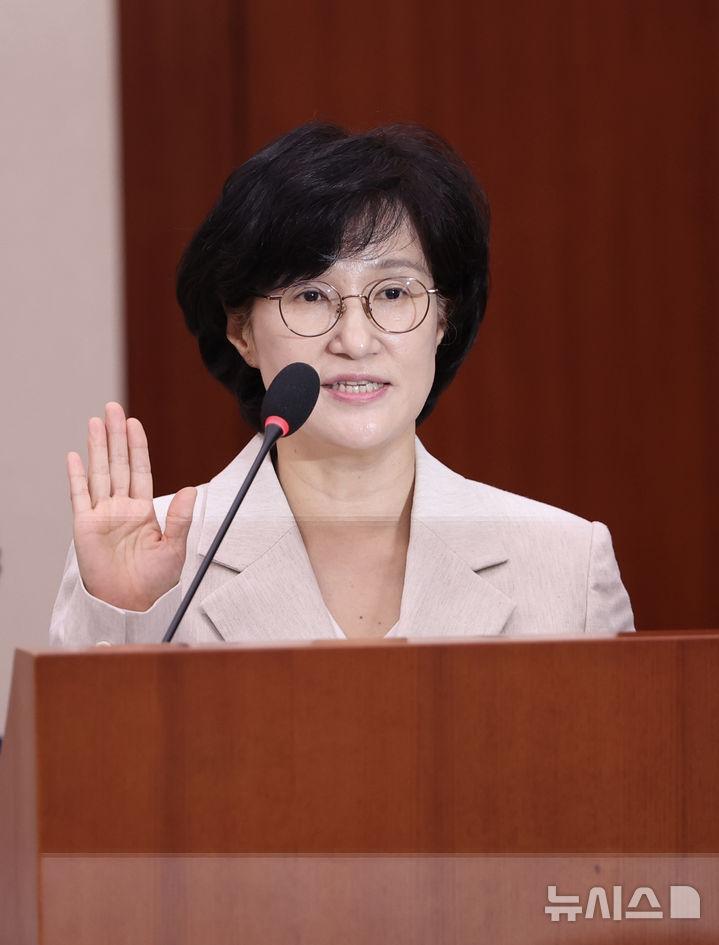 [서울=뉴시스] 김명년 기자 = 원민경 여성가족부장관 후보자가 3일 오전 서울 여의도 국회 여성가족위원회에서 열린 인사청문회에서 선서하고 있다. 2025.09.03. kmn@newsis.com