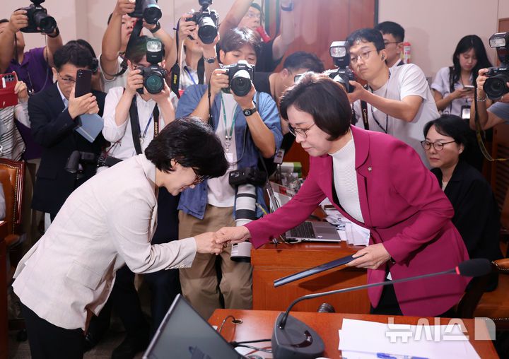 [서울=뉴시스] 김명년 기자 = 원민경 여성가족부장관 후보자가 3일 오전 서울 여의도 국회 여성가족위원회에서 이인선 위원장에게 선서문을 제출한 뒤 악수하고 있다. 2025.09.03. kmn@newsis.com