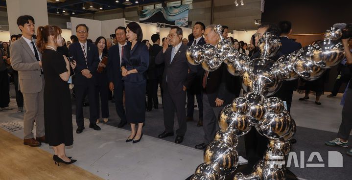 [서울=뉴시스] 황준선 기자 = 이재명 대통령 부인 김혜경 여사가 3일 서울 강남구 코엑스에서 열린 국내최대 아트페어 '키아프 서울(Kiaf SEOUL)'을 찾아 전시를 둘러보고 있다. (공동취재) 2025.09.03. photo@newsis.com