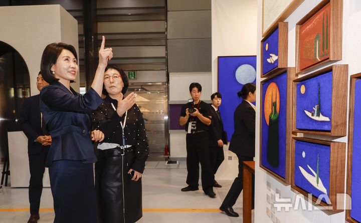 [서울=뉴시스] 황준선 기자 = 이재명 대통령 부인 김혜경 여사가 3일 서울 강남구 코엑스에서 열린 국내최대 아트페어 '키아프 서울(Kiaf SEOUL)'을 찾아 전시를 둘러보고 있다. (공동취재) 2025.09.03. photo@newsis.com