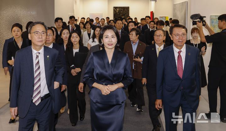 [서울=뉴시스] 황준선 기자 = 이재명 대통령 부인 김혜경 여사가 3일 서울 강남구 코엑스에서 열린 국내최대 아트페어 '키아프 서울(Kiaf SEOUL)'을 찾아 전시를 둘러보고 있다. (공동취재) 2025.09.03. photo@newsis.com