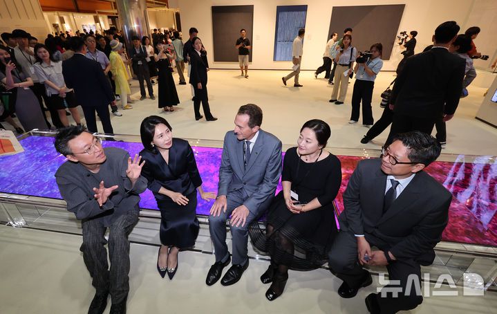 [서울=뉴시스] 황준선 기자 = 이재명 대통령의 부인 김혜경 여사가 3일 서울 강남구 코엑스에서 열린 '프리즈 서울 2025' VIP 프리뷰 데이에서 LG OLED 부스를 찾아 작품들을 관람하고 있다. (공동취재) 2025.09.03. photo@newsis.com