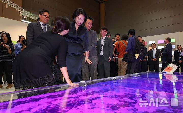 [서울=뉴시스] 황준선 기자 = 이재명 대통령의 부인 김혜경 여사가 3일 서울 강남구 코엑스에서 열린 '프리즈 서울 2025' VIP 프리뷰 데이에서 LG OLED 부스를 찾아 작품들을 관람하고 있다. (공동취재) 2025.09.03. photo@newsis.com