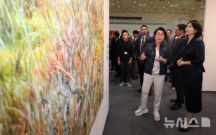 [서울=뉴시스] 황준선 기자 = 이재명 대통령의 부인 김혜경 여사가 3일 서울 강남구 코엑스에서 열린 '프리즈 서울 2025' VIP 프리뷰 데이를 찾아 작품들을 관람하고 있다. (공동취재) 2025.09.03. photo@newsis.com