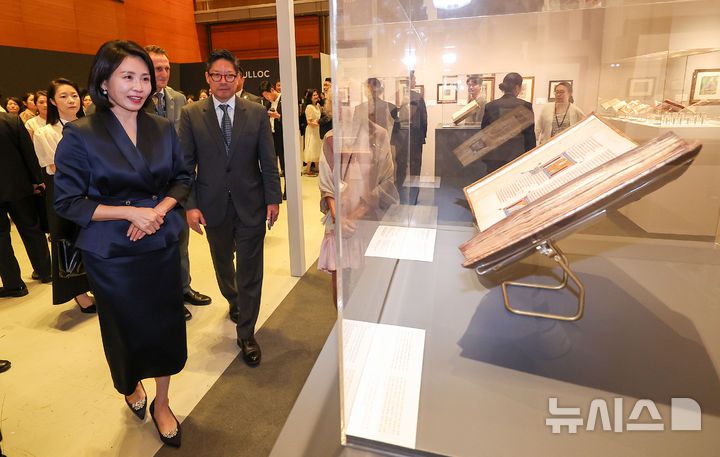 [서울=뉴시스] 황준선 기자 = 이재명 대통령의 부인 김혜경 여사가 3일 서울 강남구 코엑스에서 열린 '프리즈 서울 2025' VIP 프리뷰 데이를 찾아 기욤 드 로리스와 장 드 몽의 '장미 이야기' 를 관람하고 있다. (공동취재) 2025.09.03. photo@newsis.com