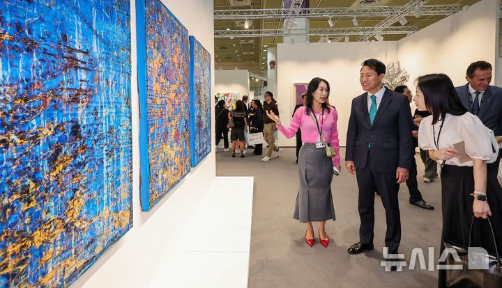 [서울=뉴시스] 황준선 기자 = 오세훈 서울시장이 3일 서울 강남구 코엑스에서 열린 '프리즈 서울 2025' VIP 프리뷰 데이를 찾아 작품들을 관람하고 있다. (공동취재) 2025.09.03. photo@newsis.com