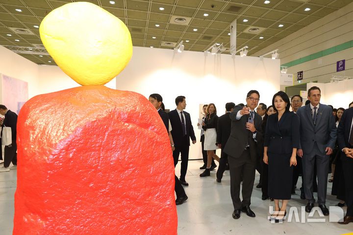 [서울=뉴시스] 황준선 기자 = 이재명 대통령의 부인 김혜경 여사가 3일 서울 강남구 코엑스에서 열린 '프리즈 서울 2025' VIP 프리뷰 데이를 찾아 작품들을 관람하고 있다. (공동취재) 2025.09.03. photo@newsis.com