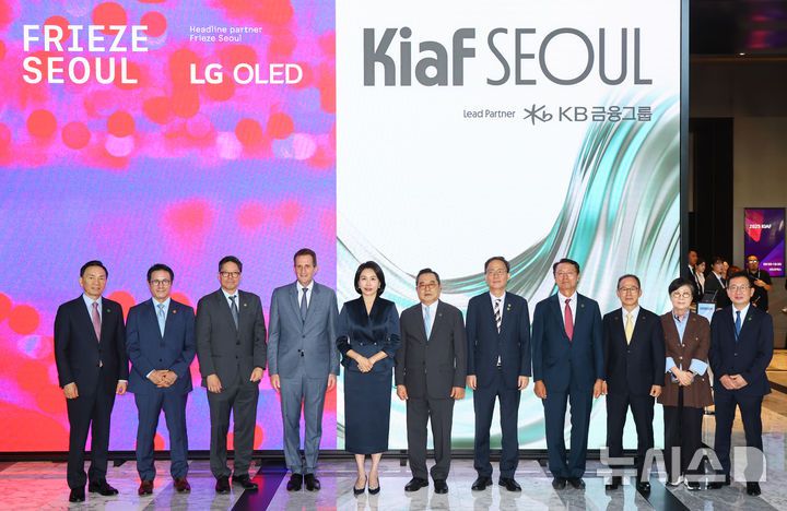 [서울=뉴시스] 황준선 기자 = 3일 서울 강남구 코엑스에서 열린 국내최대 아트페어 '키아프 서울(Kiaf SEOUL)'과 세계 3대 아트페어 '프리즈 서울(FRIEZE SEOUL)' 개막식에서 내빈들이 기념촬영을 하고 있다.조성명(왼쪽부터) 강남구청장, 정병국 한국문화예술위원회 위원장, 패트릭 리 프리즈 서울 대표, 사이먼 폭스 프리즈 CEO, 김 여사, 구자열 키아프 조직위원장, 김영수 문화체육관광부 차관, 사단법인 한국화랑협회 이성훈 회장, 양종희 KB금융그룹 회장, 김성희 국립현대미술관장, 조상현 코엑스 사장. 2025.09.03. hwang@newsis.com