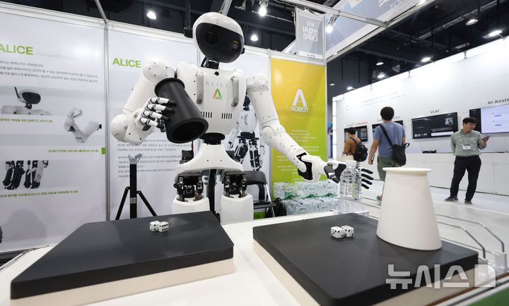 [서울=뉴시스] 김선웅 기자 = 3일 서울 강서구 코엑스 마곡에서 열린 제1회 산업 AI EXPO 에이로봇 부스에서 4세대 휴머노이드 로봇 앨리스 작동이 시연되고 있다. 2025.09.03. mangusta@newsis.com