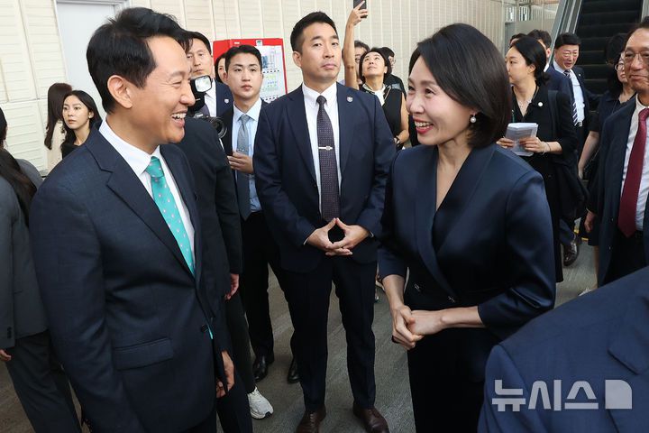 [서울=뉴시스] 황준선 기자 = 이재명 대통령의 부인 김혜경(오른쪽) 여사와 오세훈 서울시장이 3일 서울 강남구 코엑스에서 열린 '프리즈 서울 2025' VIP 프리뷰 데이에서 인사를 하고 있다. (공동취재) 2025.09.03. photo@newsis.com