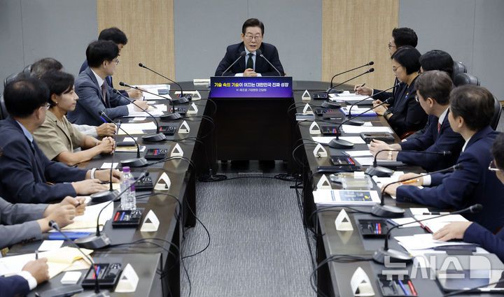 [안산=뉴시스] 최동준 기자 = 이재명 대통령이 3일 경기 안산시 새솔다이아몬드공업에서 열린 K-제조업 기업현장 간담회에서 발언하고 있다. 2025.09.03. photocdj@newsis.com