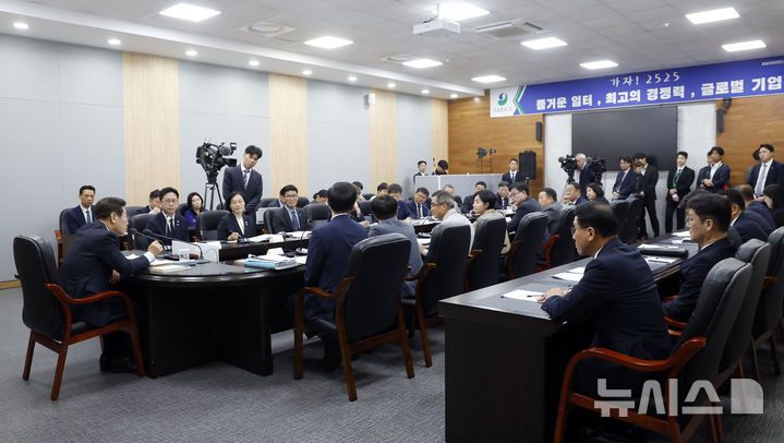 [안산=뉴시스] 최동준 기자 = 이재명 대통령이 3일 경기 안산시 새솔다이아몬드공업에서 열린 K-제조업 기업현장 간담회에서 발언하고 있다. 2025.09.03. photocdj@newsis.com