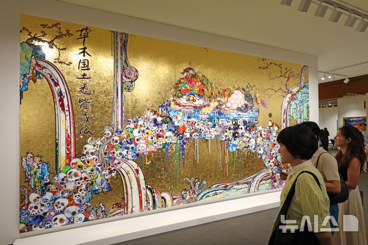 [서울=뉴시스] 박진희 기자 = '프리즈 서울(FRIEZE SEOUL)' 아트페어가 개막한 3일 서울 강남구 코엑스 가고시안(Gagosian) 전시장을 찾은 관람객이 무라카미 다카시가 대형 작품을 감상하고 있다. 2025.09.03. pak7130@newsis.com
