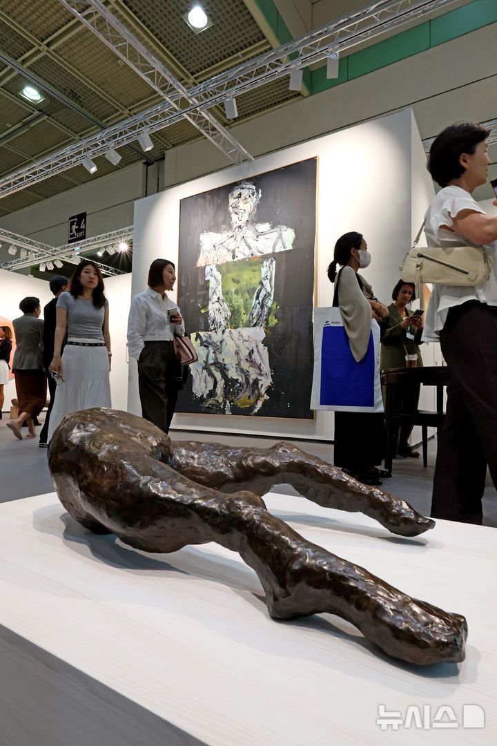 [서울=뉴시스] 박진희 기자 = '프리즈 서울(FRIEZE SEOUL)' 아트페어가 개막한 3일 서울 강남구 코엑스 화이트 큐브 전시장을 찾은 관람객들이 트레이시 에민(아래)의 작품 등 감상하고 있다. 2025.09.03. pak7130@newsis.com