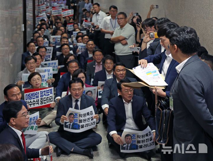 [서울=뉴시스] 김명년 기자 = 조은석 특별검사팀 직원들이 3일 서울 여의도 국회 국민의힘 원내대표실 앞에서 압수수색영장을 꺼내고 있다. 국민의힘 장동혁 대표, 송언석 원내대표 등 의원들이 의원총회 농성을 하고 있다. 2025.09.03. kmn@newsis.com