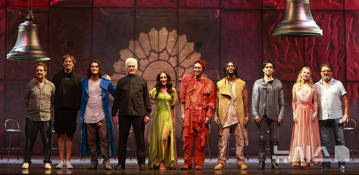 [서울=뉴시스] 이영환 기자 = 뮤지컬 노트르담 드 파리 프로듀서 니콜라스 타라(왼쪽부터), 안무가 마르티노 뮐러, 그랭구와르 역의 플로 칼리, 프롤로 역의 다니엘 라부아, 에스메랄다 역의 엘하이다 다니, 콰지모도 역의  안젤로 델 베키오, 클로팽 역의 제이, 페뷔스 역의 존 아이젠, 플뢰르 드 리스 역의 엠마 르핀, 예술감독 웨인 폭스가 3일 오후 서울 종로구 세종문화회관 대극장에서 열린 프레스콜에서 포즈를 취하고 있다. 내한 20주년 기념 뮤지컬 노트르담 드 파리는 3일부터 27일까지 세종문화회관 대극장에서 공연된다. 2025.09.03. 20hwan@newsis.com