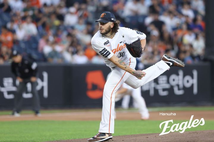 [서울=뉴시스] 홍효식 기자 = 3일 대전 중구 대전한화생명볼파크에서 열린 2025 KBO 리그 NC 다이노스와 한화 이글스의 경기, 한화 선발 투수 폰세가 역투하고 있다.이날 폰세는 올 시즌 226번째 탈삼진을 기록했다. (사진=한화 이글스 제공) 2025.09.03. photo@newsis.com *재판매 및 DB 금지