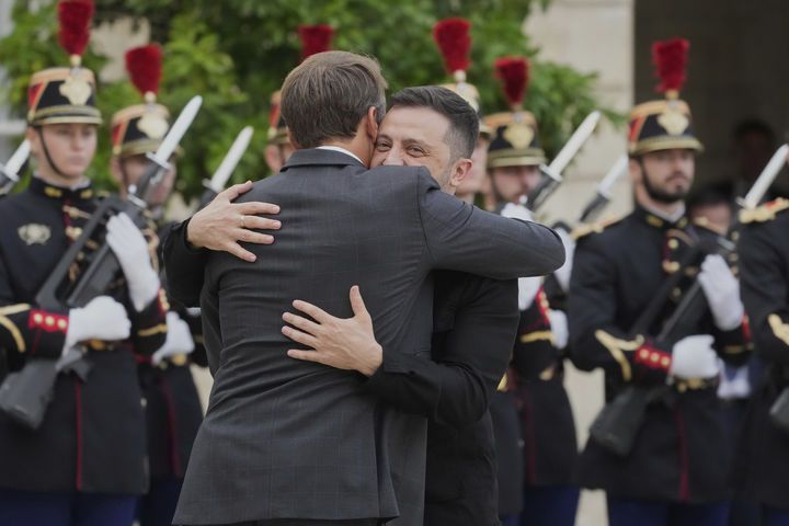 [파리=AP/뉴시스] 에마뉘엘 마크롱(왼쪽) 프랑스 대통령이 3일(현지 시간) 프랑스 파리 엘리제궁에서 볼로디미르 젤렌스키 우크라이나 대통령을 만나 포옹 인사를 나누고 있다. 2025.09.04.