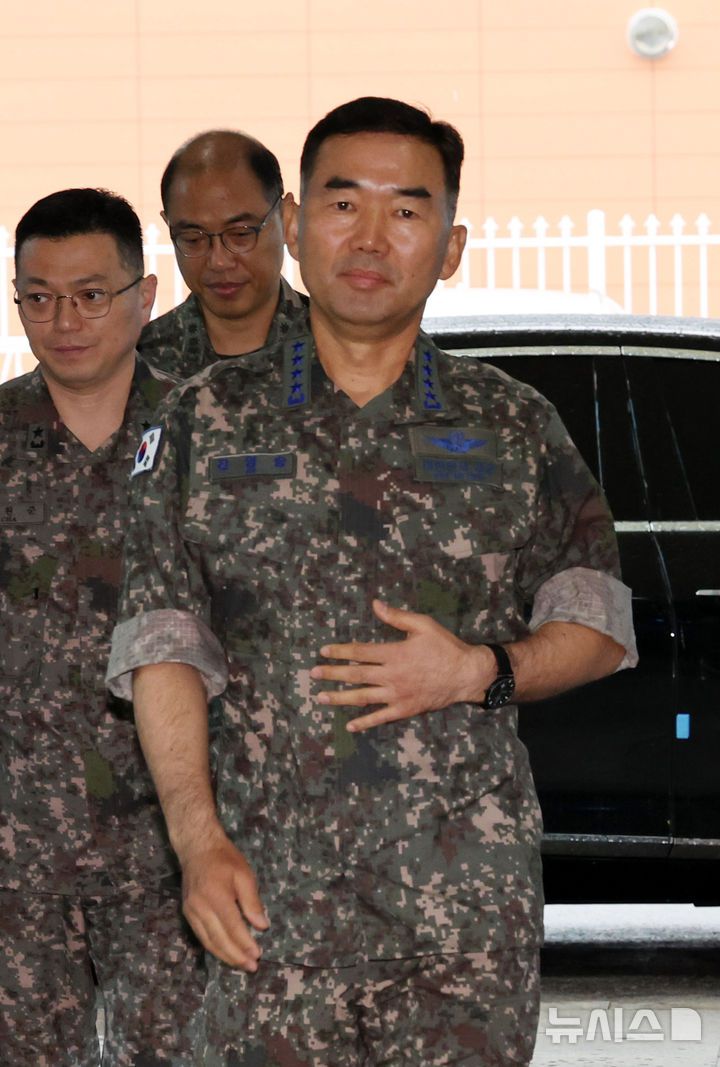 [서울=뉴시스] 배훈식 기자 = 진영승 대한민국 합동참모본부 의장 후보자가 4일 오전 서울 용산구 육군회관에 마련된 인사청문회 준비사무실로 첫 출근하고 있다. 2025.09.04. dahora83@newsis.com