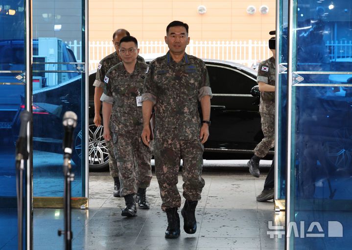 [서울=뉴시스] 배훈식 기자 = 진영승 대한민국 합동참모본부 의장 후보자가 4일 오전 서울 용산구 육군회관에 마련된 인사청문회 준비사무실로 첫 출근하고 있다. 2025.09.04. dahora83@newsis.com