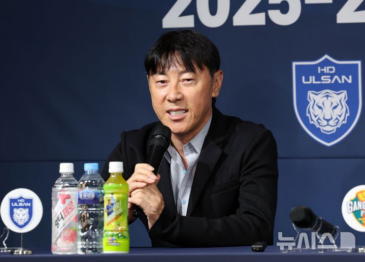 [서울=뉴시스] 배훈식 기자 = 신태용 울산 감독이 4일 오전 서울 축구회관에서 열린 2025-26 ACL 참가 K리그 4개팀 미디어데이에서 취재진의 질문에 답하고 있다. 2025.09.04. dahora83@newsis.com