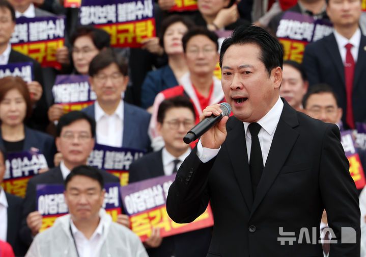 [서울=뉴시스] 김명년 기자 = 장동혁 국민의힘 대표가 4일 오전 서울 여의도 국회 본청 앞 계단에서 열린 '야당말살 정치탄압 특검수사 규탄대회'에서 연설을 하고 있다. 2025.09.04. kmn@newsis.com