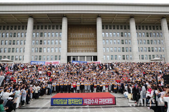 [서울=뉴시스] 김명년 기자 = 4일 오전 서울 여의도 국회 본청 앞 계단에서 열린 '국민의힘 야당말살 정치탄압 특검수사 규탄대회'에서 장동혁 대표 등 참석자들이 구호를 외치고 있다. 2025.09.04. kmn@newsis.com